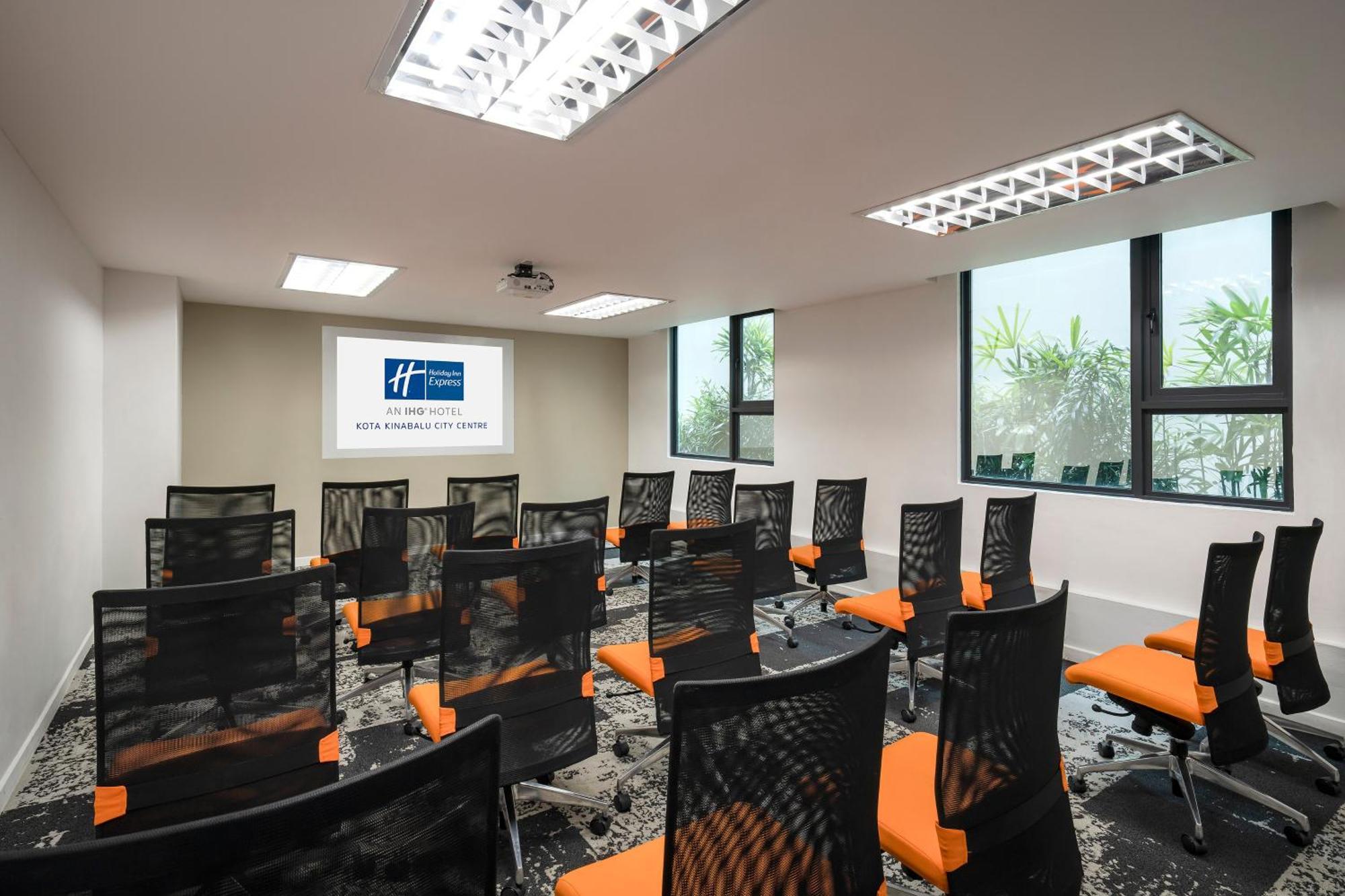 Holiday Inn Express Kota Kinabalu City Centre By Ihg Exterior foto